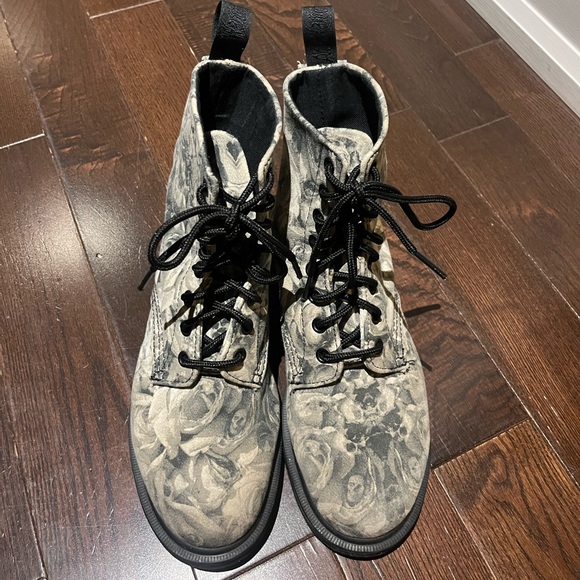 COPY - Dr Martens Beckett Skull and Rose Print Fine Canvas 8eye Boots - size 7 - Picture 6 of 13